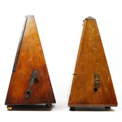 146 - A Victorian metronome, walnut case, brass plaque inscribed with, Metronome De Maelzel, New Burlingto... 