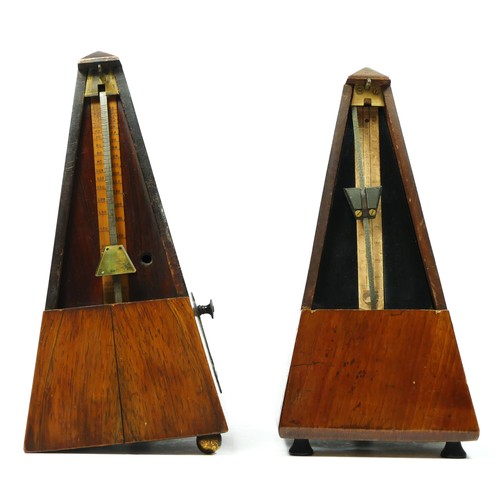 146 - A Victorian metronome, walnut case, brass plaque inscribed with, Metronome De Maelzel, New Burlingto... 