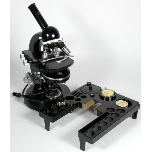 150 - A Carl Zeiss microscope, with three objective lens, black with polished hardware, 40cm tall, with ac... 