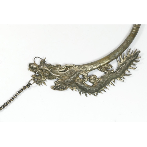 228 - A Vua Duy Tan Chinese/Vietnamese silver marriage collar, c.1914, composed of two chasing dragons wit... 