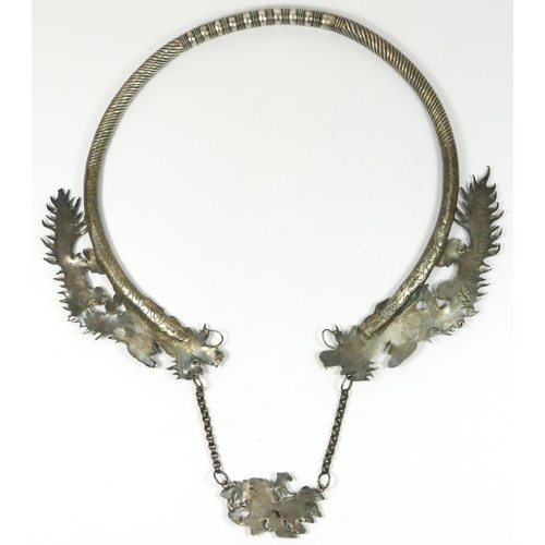 228 - A Vua Duy Tan Chinese/Vietnamese silver marriage collar, c.1914, composed of two chasing dragons wit... 