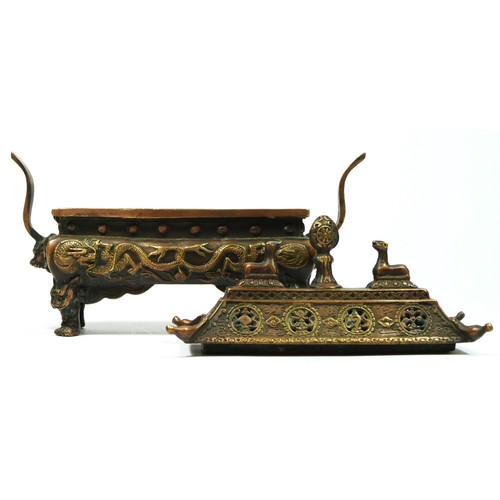 261 - A Chinese bronze censor with dragon motifs, 20 x 14 x 6cm.