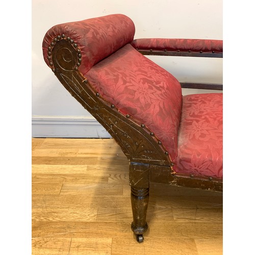 364 - An Edwardian stained beechwood framed and upholstered chaise lounge, the padded scroll end extending... 