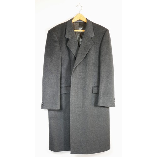161 - A 'Berwin' men's cashmere black long coat with single vent in the back. Size 44