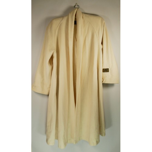 142 - A long wool and cashmere blend beige coat, size 44