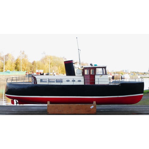 321 - A remote controlled tugboat / fishing boat, complete with propellers and servos, red, white and blac... 