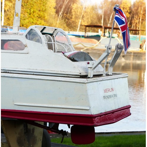 322 - A remote controlled cruiser boat, complete with propeller and servos, white, red and wood effect liv... 