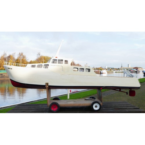 324 - A remote control cruiser/luxury yacht, complete with propeller and servos, white livery with Marlin ... 