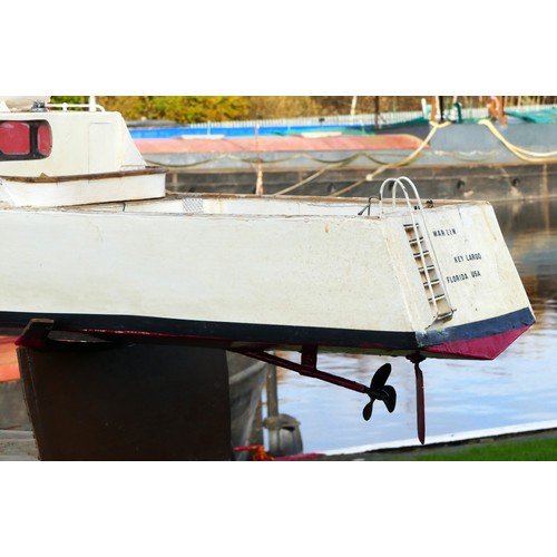 324 - A remote control cruiser/luxury yacht, complete with propeller and servos, white livery with Marlin ... 