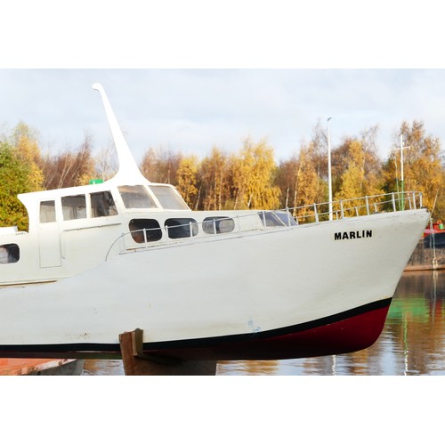 324 - A remote control cruiser/luxury yacht, complete with propeller and servos, white livery with Marlin ... 