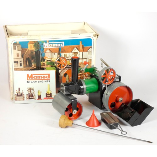 327 - A Mamod S.R. 1a steam roller, in original box with accessories