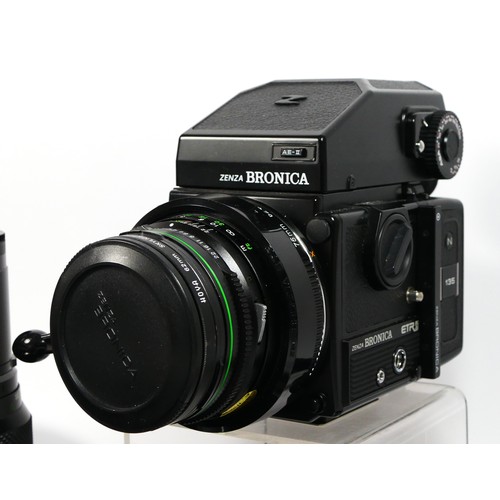 357 - A Bronica ETRsi medium format film camera, together with a Bronica 75mm f2.8 lens, a Bronica 250mm f... 