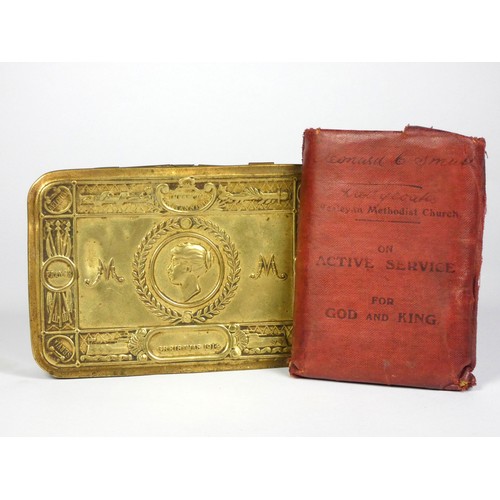 382 - A Queen Mary Christmas 1914 brass tin, together with a New Testament For God And King pocket bible, ... 