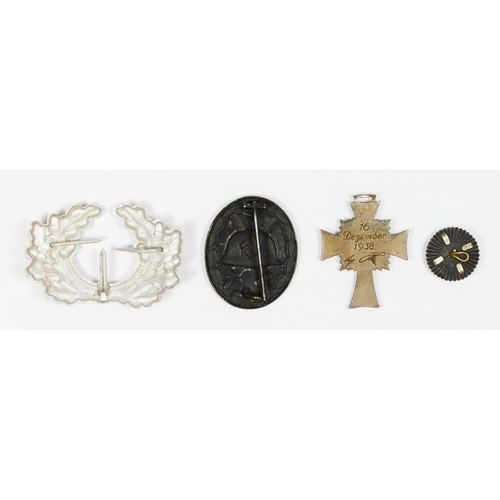 458 - WW2 German Wound Badge in black, awarded for 1-2 wounds sustained in combat, a bronze Cross of Honou... 