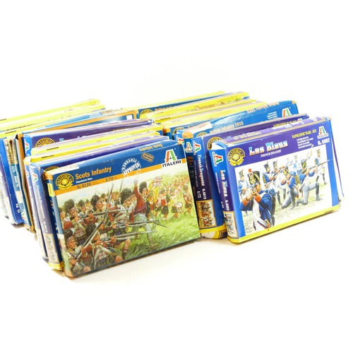 492 - Twenty model kits, by Italeri, infantry, 1:72 scale, to include French Dragoons (6015), British And ... 