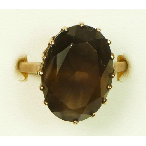 19 - A vintage 9ct rose gold set smokey quartz dress ring, 18 x 14mm, P, 5gm