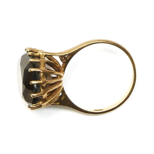 19 - A vintage 9ct rose gold set smokey quartz dress ring, 18 x 14mm, P, 5gm