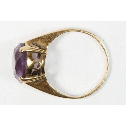 20 - A vintage 9ct gold and single stone amethyst ring, 10mm diam, M 1/2, 2.8gm