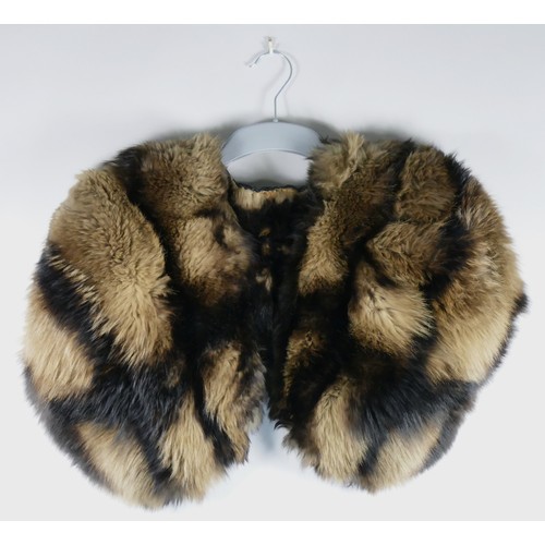 121 - A 'Jaysam' brown fur, 42 x 39cm together with a 'Mounthill' feather stole 110cm x 25cm and a 1940's ... 