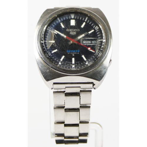 129 - Seiko 5 Sports, a stainless steel automatic day/date with rotating inner bezel gentleman's wristwatc... 