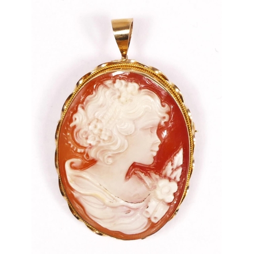 217 - A 9ct gold amounted shell cameo brooch/pendant, 32 x 24mm, 6gm