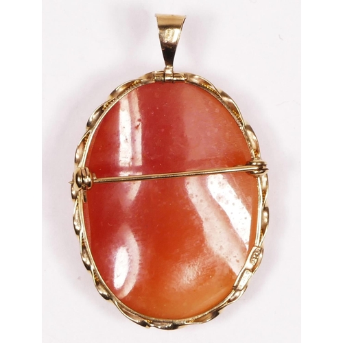 217 - A 9ct gold amounted shell cameo brooch/pendant, 32 x 24mm, 6gm