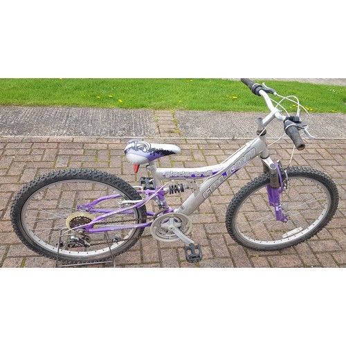 39 - Three bicycles, comprising of a Shimano 515 falcon interceptor, a Falcon glacier trail mountain bike... 