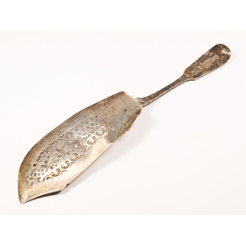 10 - A William IV silver fiddle pattern fish slice, by William Eaton, London 1834, with pierced blade, in... 