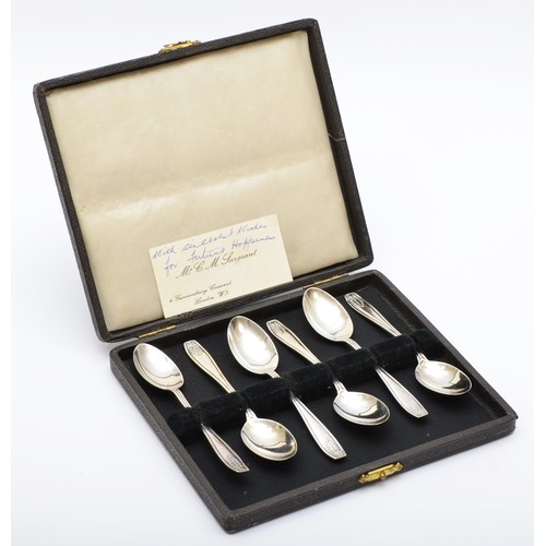39 - A silver set of tea spoons, Birmingham 1945, 72gm, cased