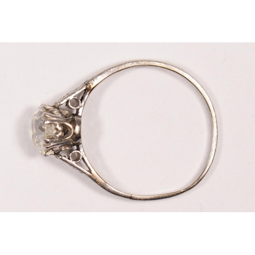 99 - An Edwardian platinum and diamond single stone ring claw set with an old brilliant cut stone, measur... 