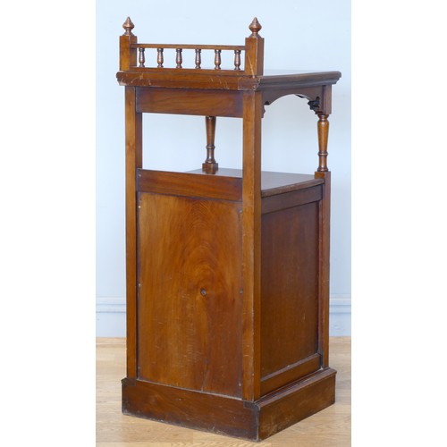 336 - An Edwardian mahogany two tier washstand, the gallery top with turned supports above an inlaid singl... 