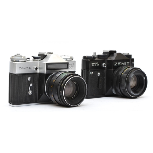 129 - A Zenit TTL 35mm film camera, with a Helios 58mm f2 lens, together with a Zenit E 35mm film camera (... 