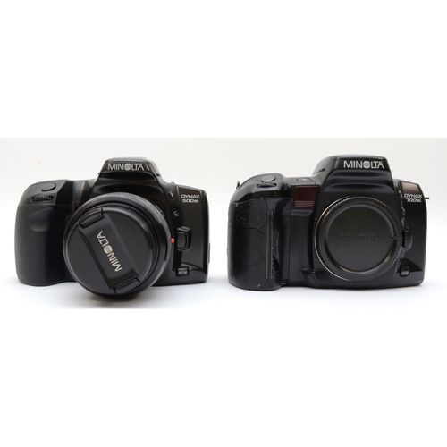 166 - A Minolta Dynax 500si 35mm film camera, with a Minolta 35mm-80mmf4-f5.6 lens, together with a Minolt... 