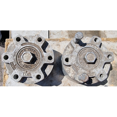 138 - A pair of Land Rover free wheeling hubs