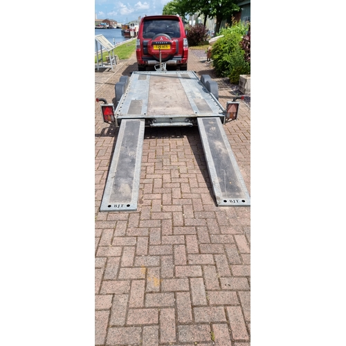 155 - A Brian James twin axel car trailer, 1600kg load, with pull out ramps and locking tow hitch with win... 