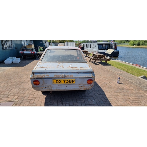 304 - 1975 Ford Escort 1.3L, 2 door, 1298cc, project. Registration number LDX 738P. Chassis number BBATRJ2... 