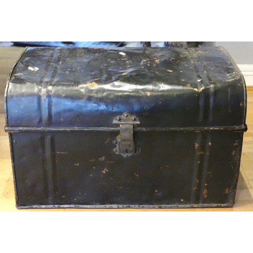 4 - A tin trunk & box with contents of carpenters hand tools, to include box planes, smoothing planes, S... 