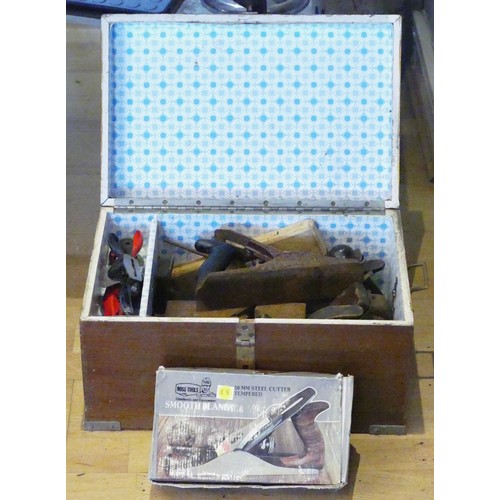 4 - A tin trunk & box with contents of carpenters hand tools, to include box planes, smoothing planes, S... 