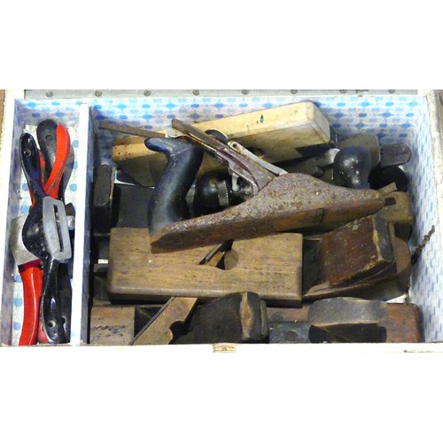 4 - A tin trunk & box with contents of carpenters hand tools, to include box planes, smoothing planes, S... 