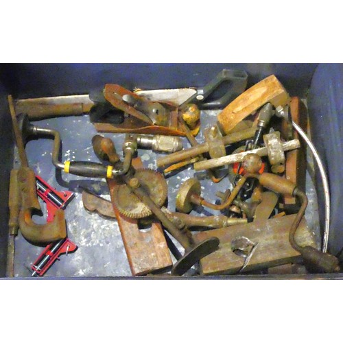 4 - A tin trunk & box with contents of carpenters hand tools, to include box planes, smoothing planes, S... 