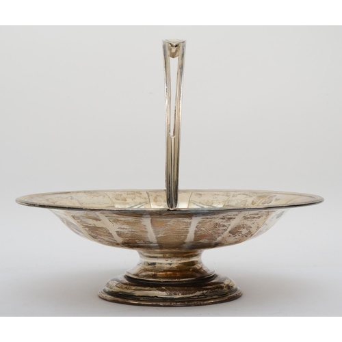 53 - A silver swing handle pedestal basket, Birmingham 1922, of paneled form, with reeded border, 25x 20c... 