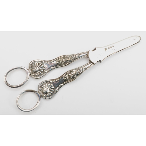 5 - A silver pair of Kings pattern grape scissors, by Cooper Bros., Sheffield 1962, 16.5cm, 118gm