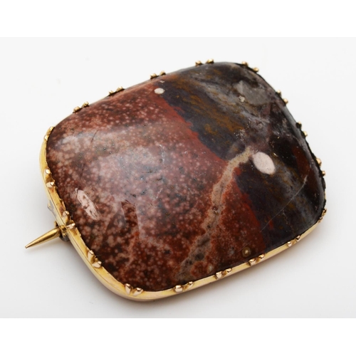 150 - A Georgian gold mounted agate panel brooch, 25 x 20mm