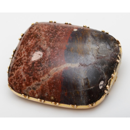 150 - A Georgian gold mounted agate panel brooch, 25 x 20mm