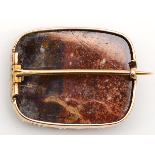 150 - A Georgian gold mounted agate panel brooch, 25 x 20mm