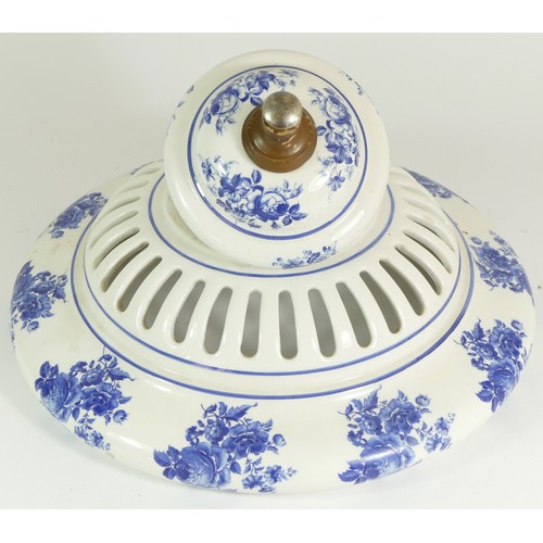 231 - A Delft blue and white porcelain 'rise and fall' ceiling light, with fittings, diameter of shade 40c... 