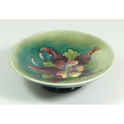 287 - A Moorcroft green orchid decoration bowl, circa 1953, bearing the makers mark to underside.
11cm dia... 