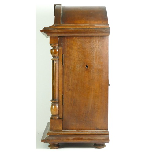 379 - An oak cased bracket clock, circa early 20th century, the eight day German movement chiming on gong ... 