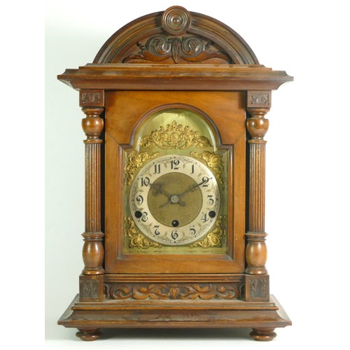 379 - An oak cased bracket clock, circa early 20th century, the eight day German movement chiming on gong ... 