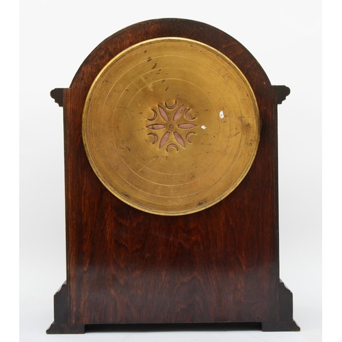 383 - An Edwardian mahogany cased mantel clock, the circular enamel dial with blued steel hands and a visi... 